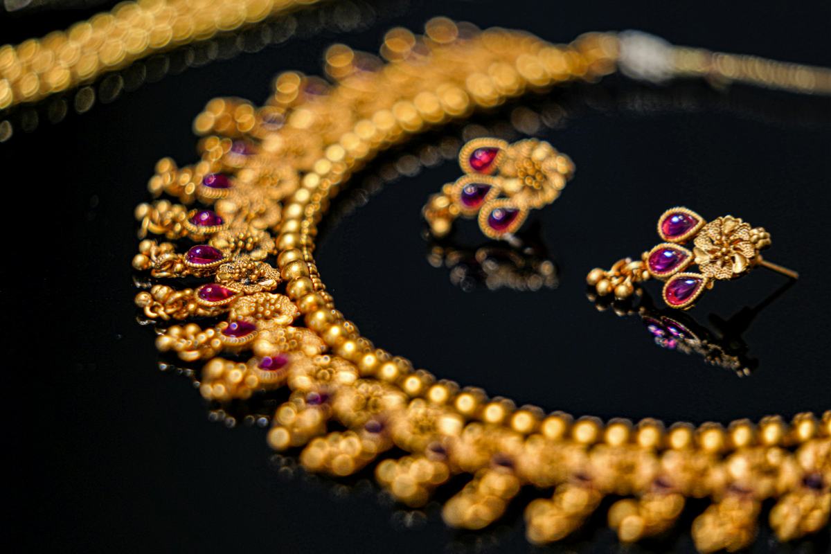 Vivaha bridal-look collar in gold-plated brass, set with red stones and faux pearls